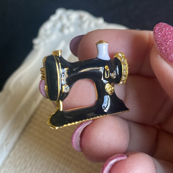 Sewing Machine Brooch Vintage Style Pin - Picture 5 of 5